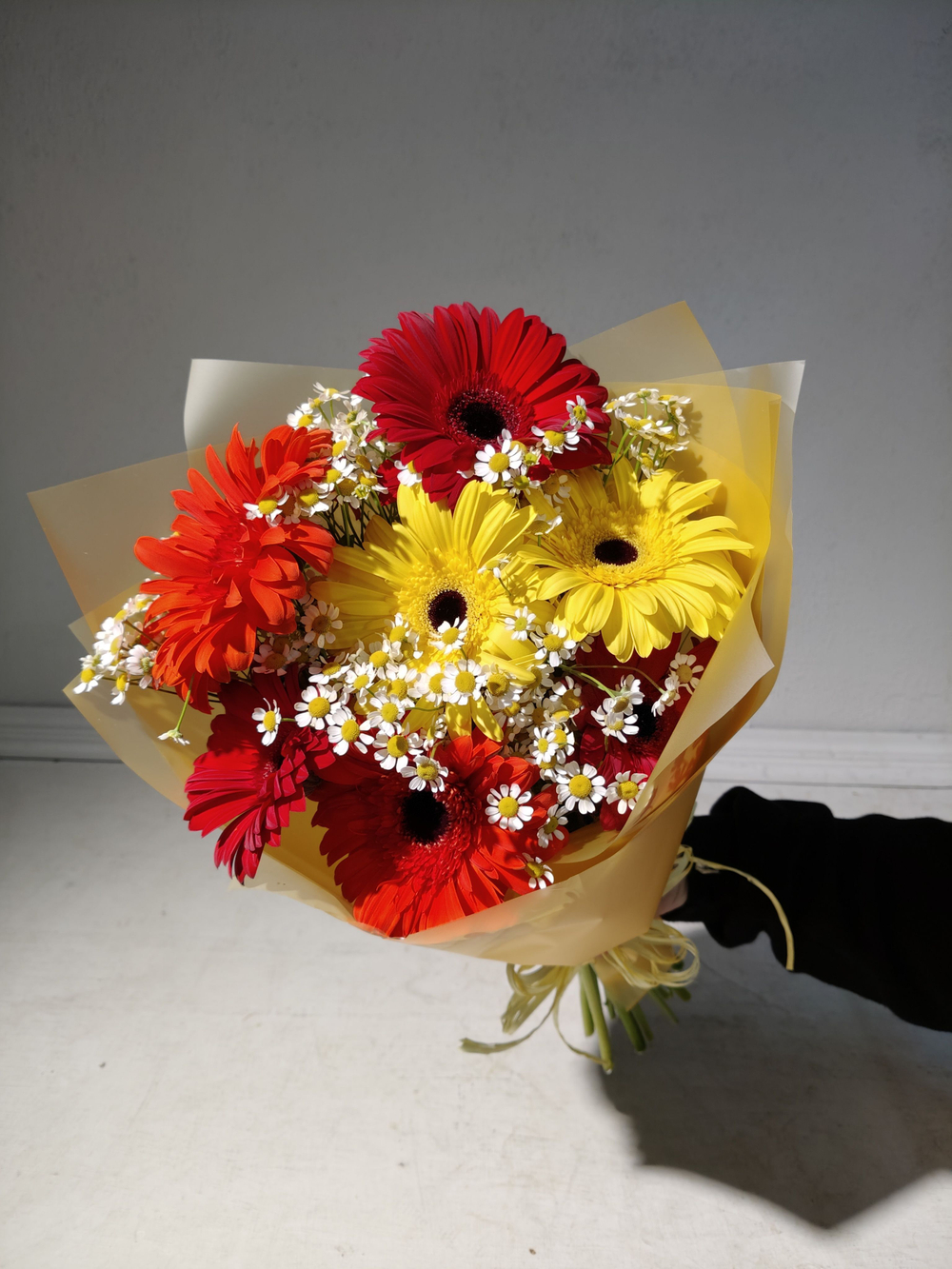 Летний солнечный букет с танацетумом и ароматными пионами Сара Бернард (С0034)