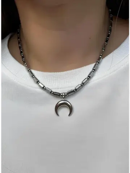 Чокер из гематита с подвеской лунница