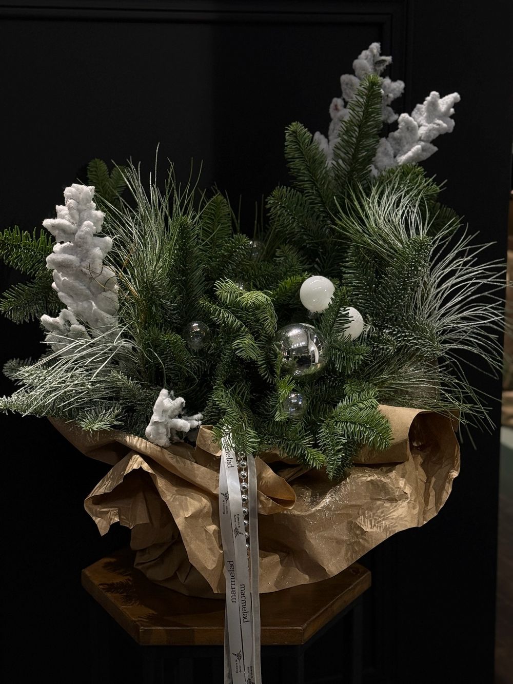 Композиция из хвои с заснежеными ветками, шарами и бусами