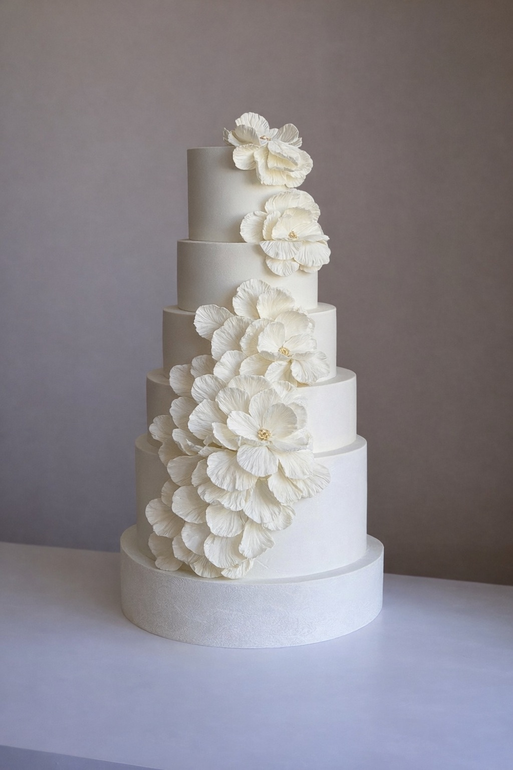 Свадебный торт на заказ в Москве с цветами ручной работы