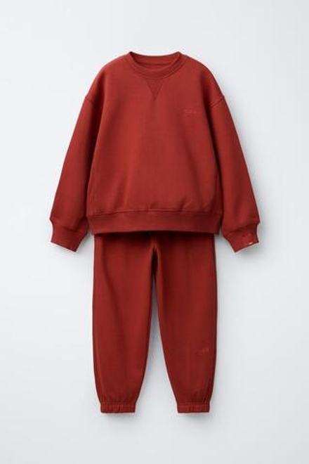 ZARA КОМПЛЕКТ ИЗ ТОЛСТОВКИ И БРЮК-ДЖОГГЕРОВ С ВЫШИВКОЙ, КРАСНЫЙ