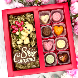 Шоколадный набор "С 8 марта. Мишка с тюльпанами": шоколадка-надпись, фигурка и 8 конфеты ручной работы