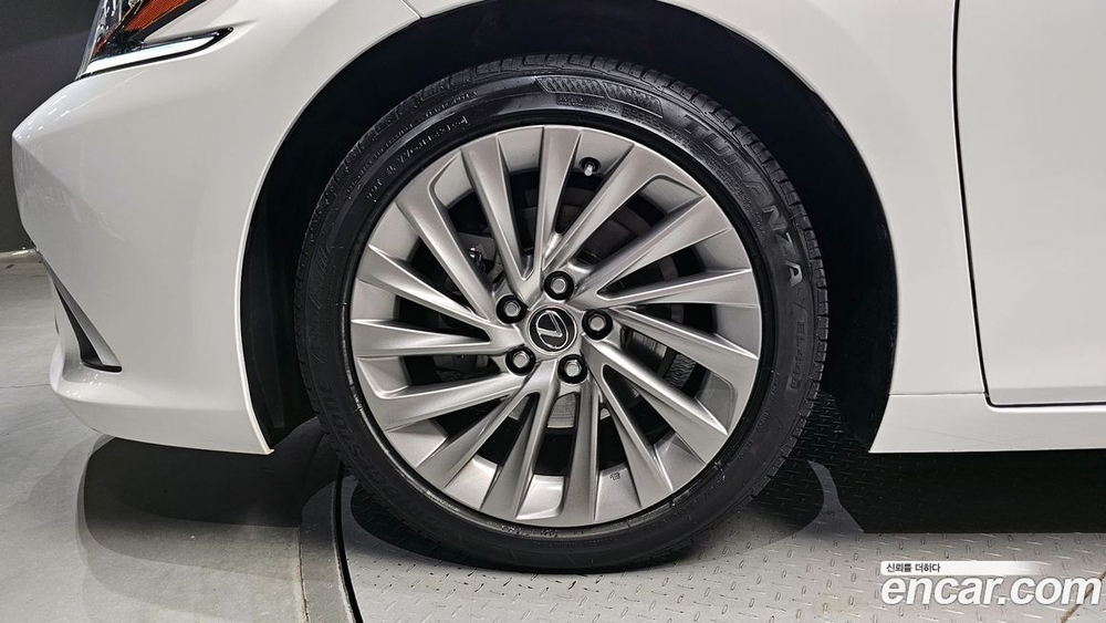 Lexus ES300h 7 Generation Executive (01.2020)