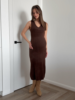 Платье вязаное, пушистое, средней длины, на лямках