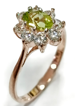 Ювелирное кольцо из серебра 925 пробы с позолотой,вставка хризолит,фианиты,размер 16.25