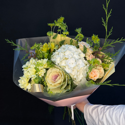 Букет из гортензии, хризантемы и брассики