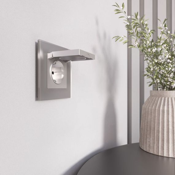 Розетка влагозащишенная с заземлением с защитной крышкой и шторками Werkel серебряный матовый W1171265 4690389213199