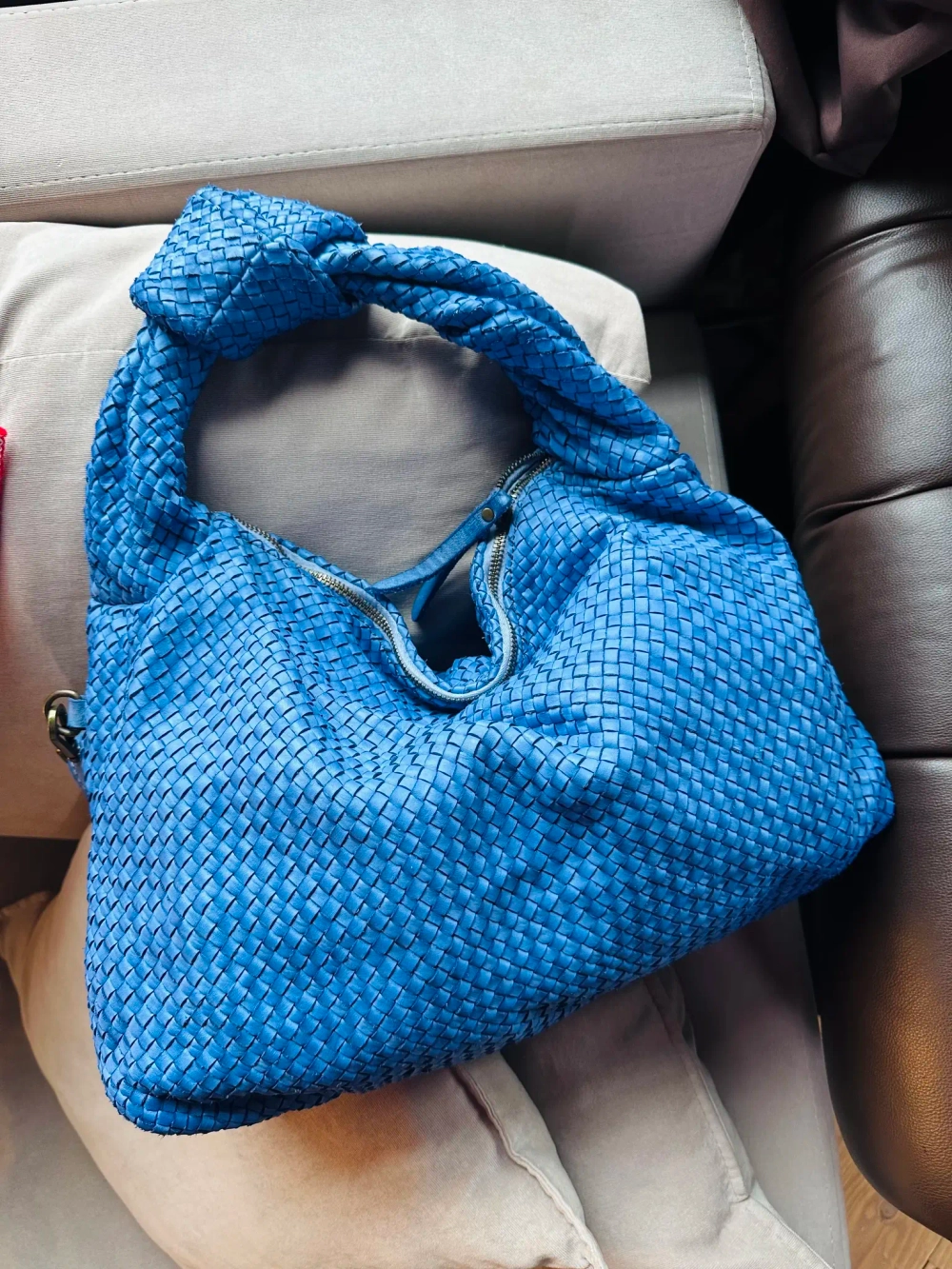 Женская большая плетеная сумка хобо из натуральной винтажной кожи синего цвета