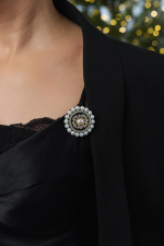 Брошь "пуговица" из натуральной черной кожи с жемчугом в середине и по краю