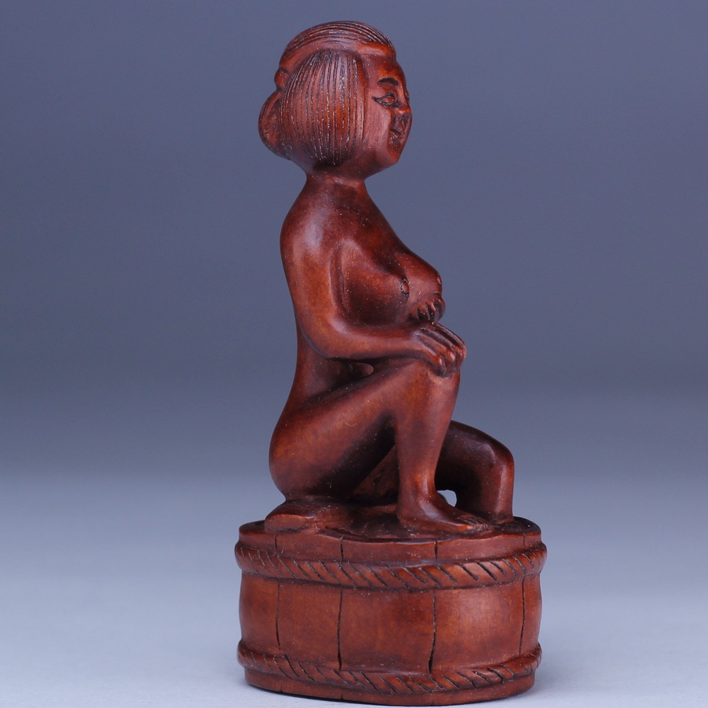 Нэцкэ Красавица моется в бочке