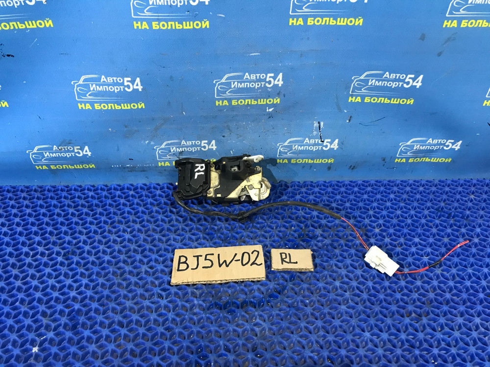 Замок двери задней левой MAZDA FAMILIA 2001