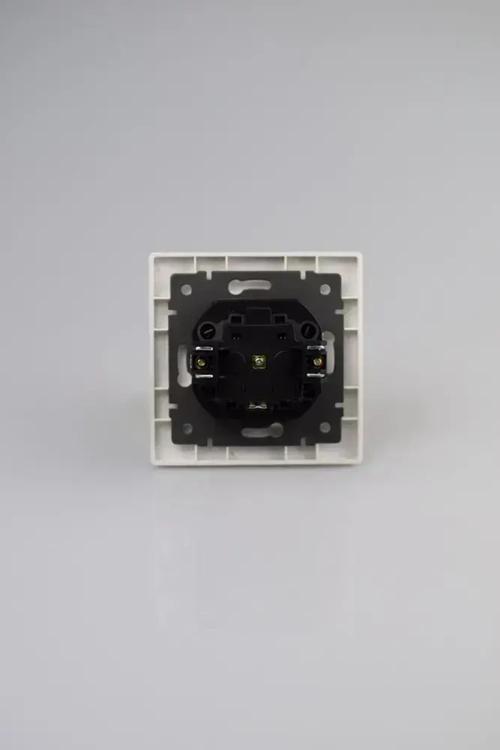 Розетка белая одинарная пластик