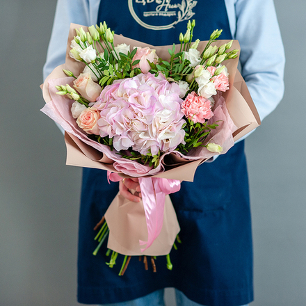 Нежный букет с гортензией и лизиантусами