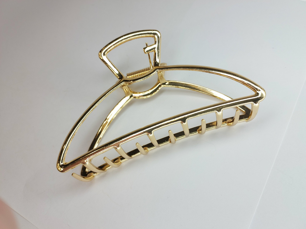 Заколка-краб для волос женская. Металл. Цвет  золото. Усиленная. Подходит для всех типов волос. Надежно держит прическу.