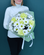 Букет из зеленых диантусов и хризантемы ромашка(00437)