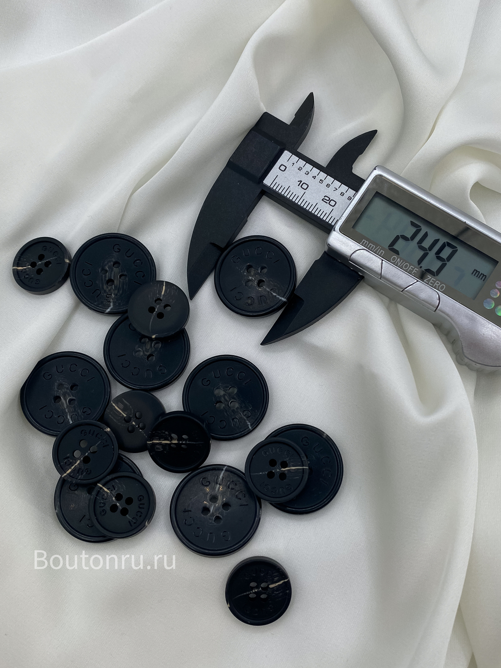 Пуговицы Гучч. на 4 прокола с бежевыми прожилками