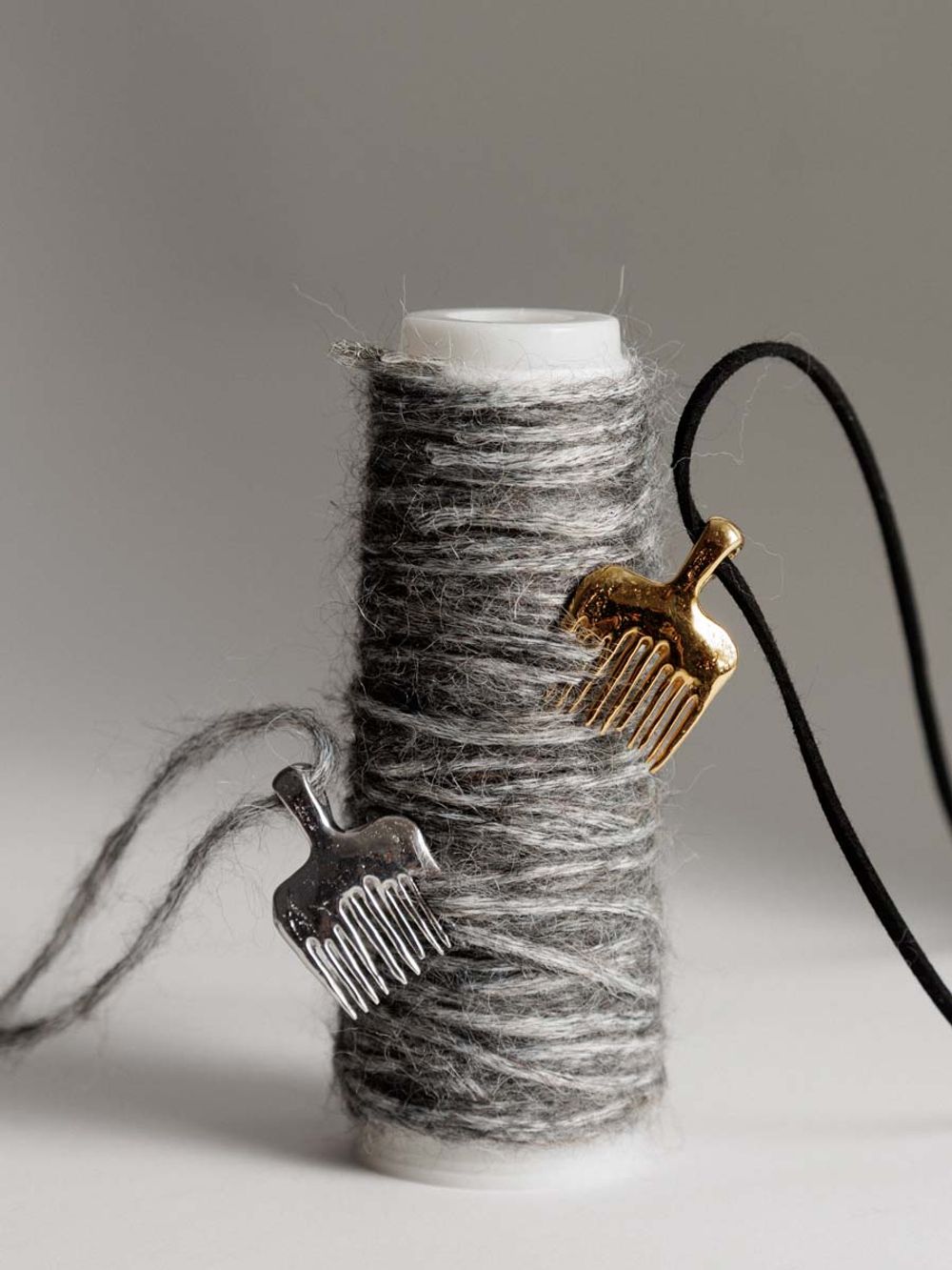 Подвеска Чесало на шнурке