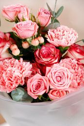 Букет «Розовая нежность» (розы одноголовые, розы кустовые, диантус, гиперикум, эвкалипт)