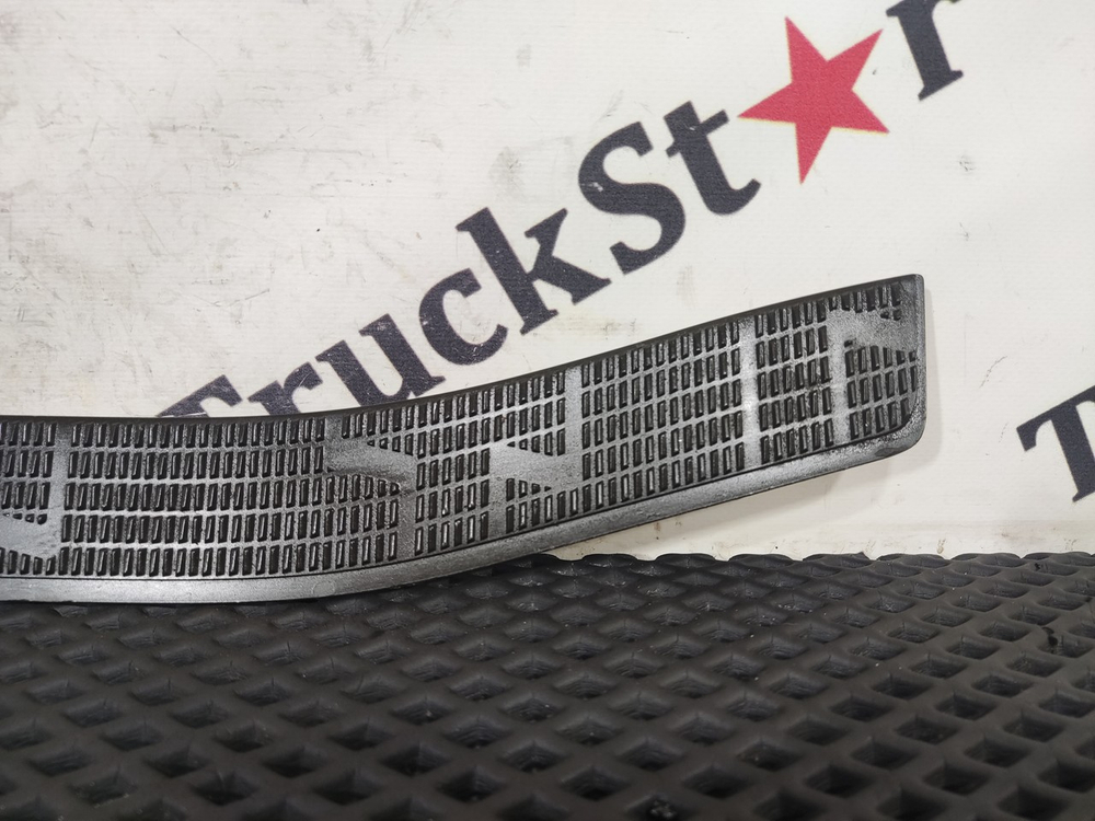 Молдинг порога правый