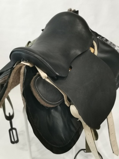 Седло кавалерийское с потником ( без узды).