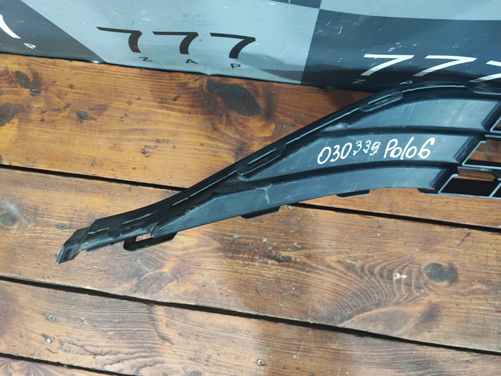 Решетка переднего бампера Volkswagen Polo 6 20-нв Б/У Оригинал 6N5853677