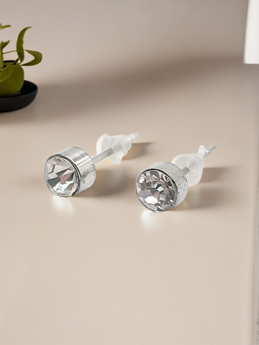 Серьги-гвоздики с прозрачным кристаллом. Бижутерия