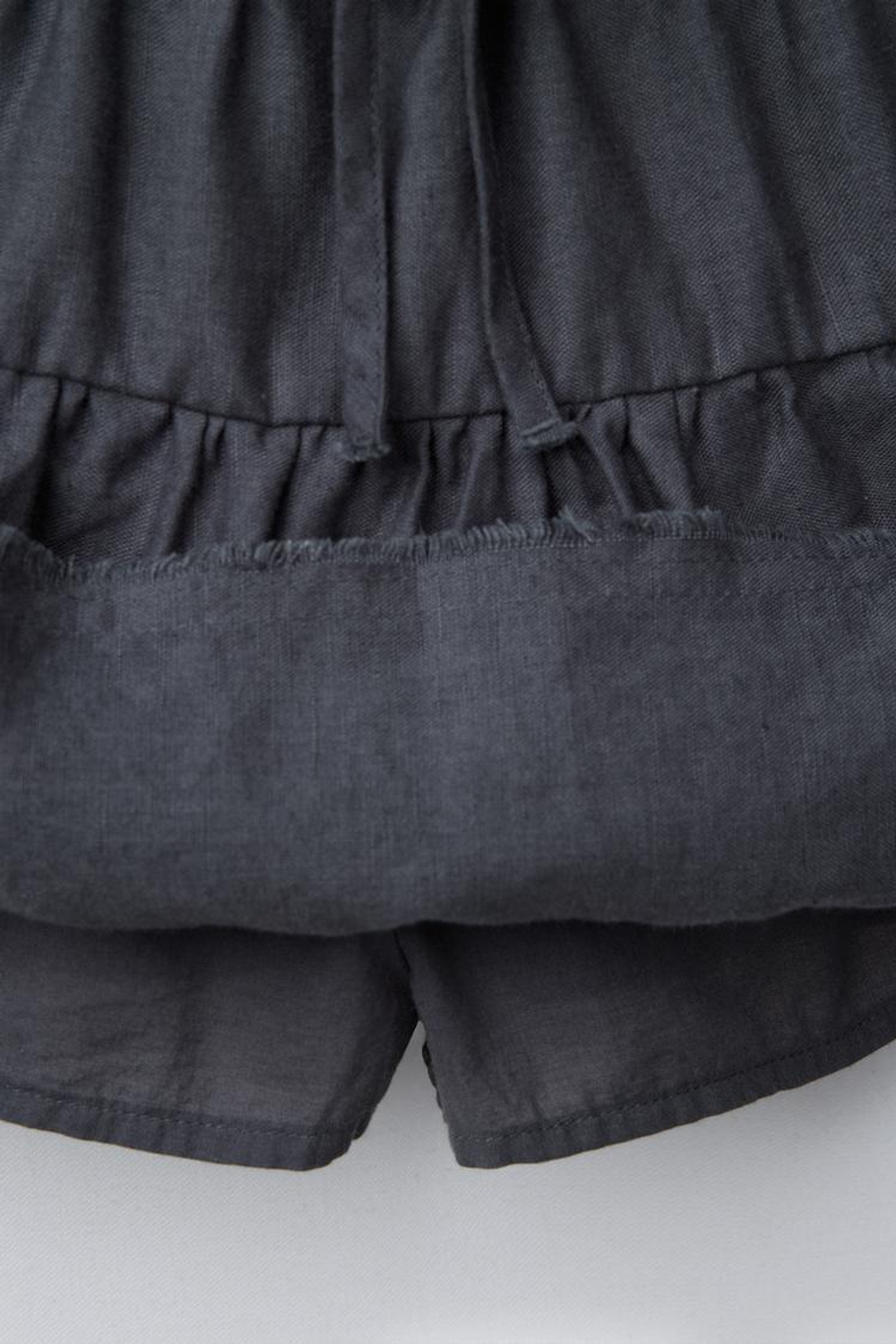 ZARA ЮБКА-ШОРТЫ ИЗ СМЕСОВОГО ЛЬНА С ВОЛАНАМИ, ТЕМНО-СЕРЫЙ