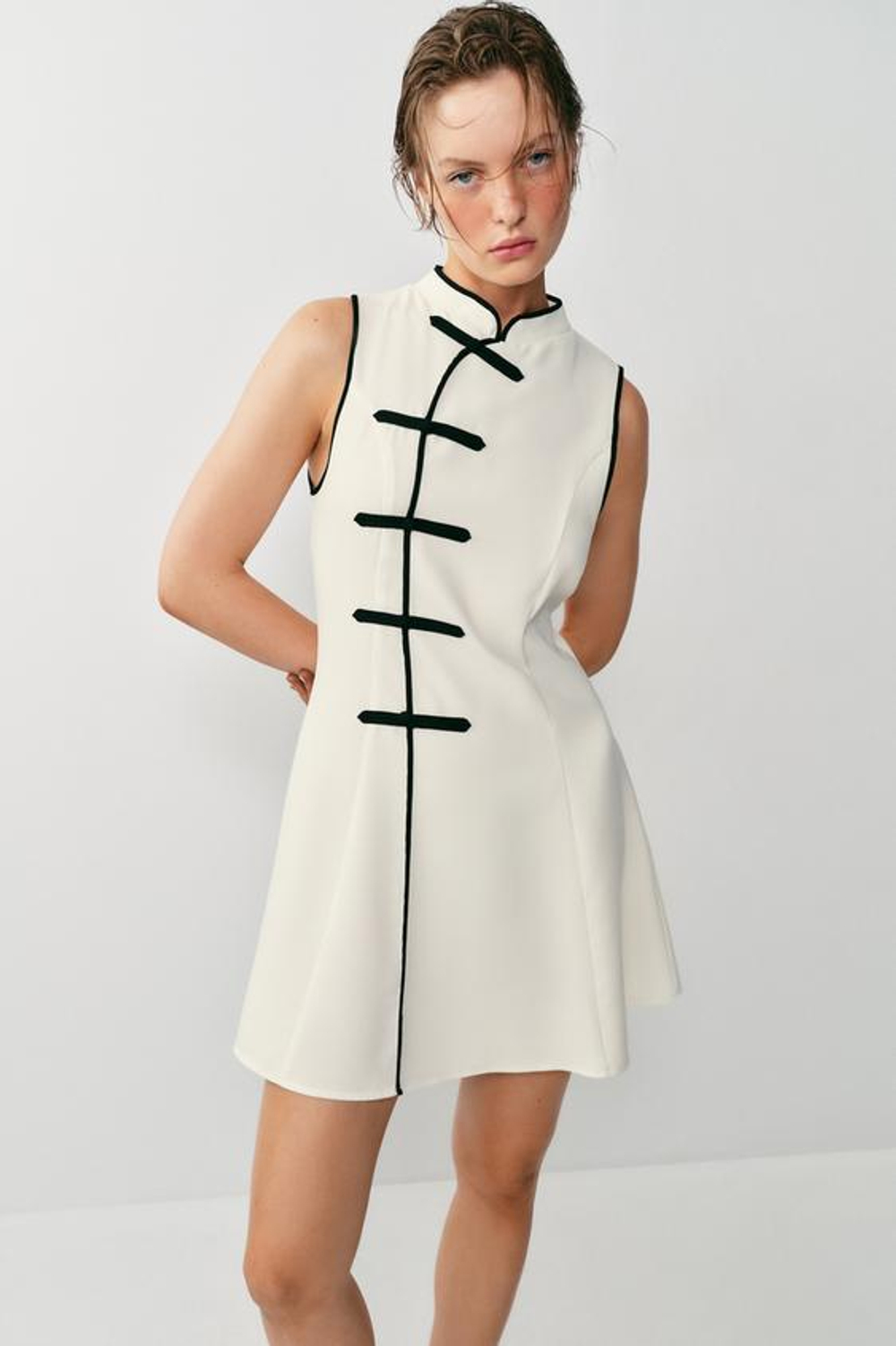 ZARA КОРОТКОЕ ПЛАТЬЕ С НАВЕСНЫМИ ПЕТЛЯМИ, ЭКРЮ