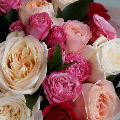 20. Яркий микс из пионовидных и садовых роз