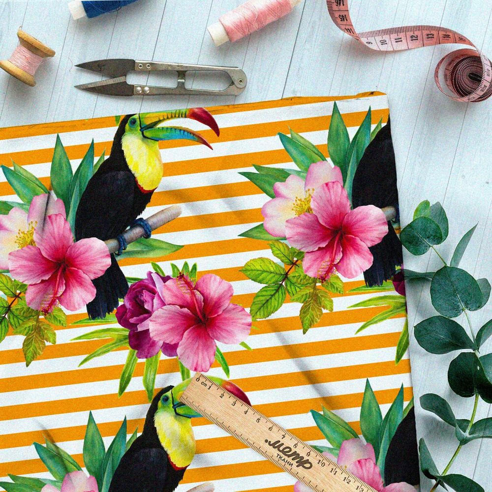 Ткань таффета реалистичные петуньи и туканы на ярком полосатом фоне