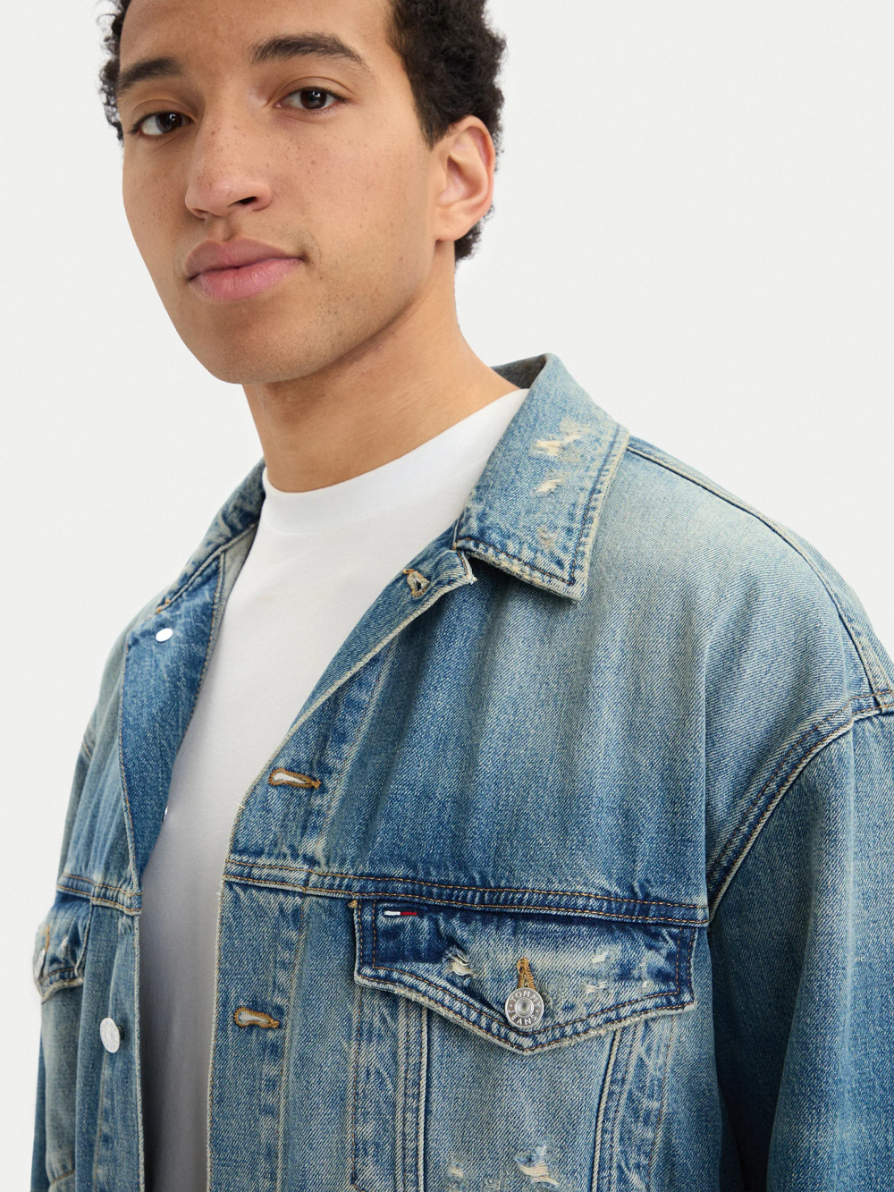 Куртка джинсовая мужская TOMMY JEANS THEO OVSZD TRCKR BJ2