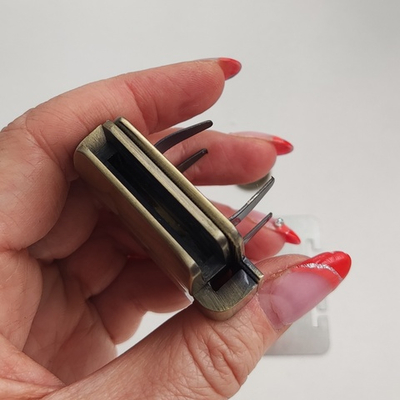 Замок-защелка портфельный на винтах 34*50 Антик