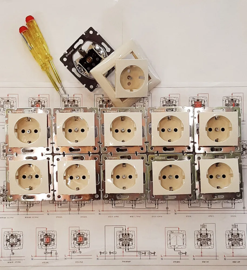 Розетка с заземлением Legrand серии Valena винтовые клеммы 16А 250В слоновая кость (10шт) ( легранд валена)