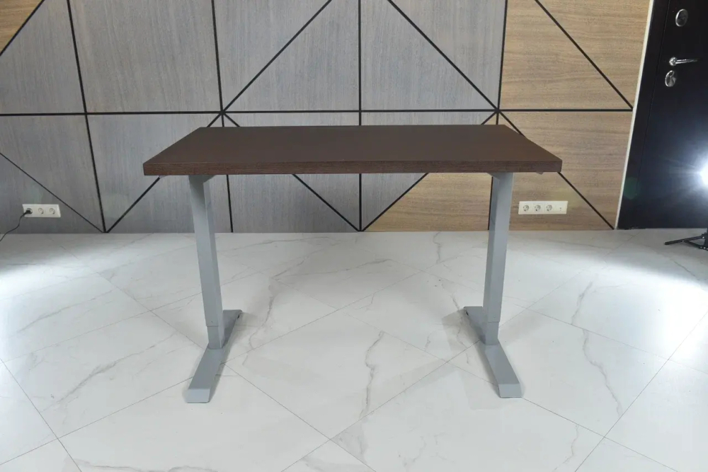 Регулируемый компьютерный стол Bazalt с регулировкой по высоте — столешница МДФ Венге