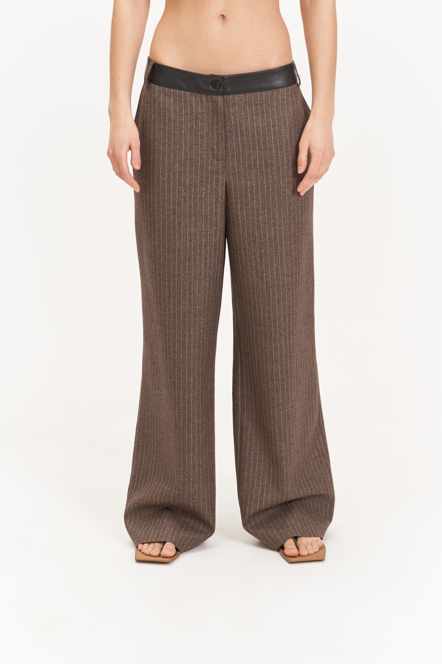 Брюки в полоску с кожаным поясом, коричневые