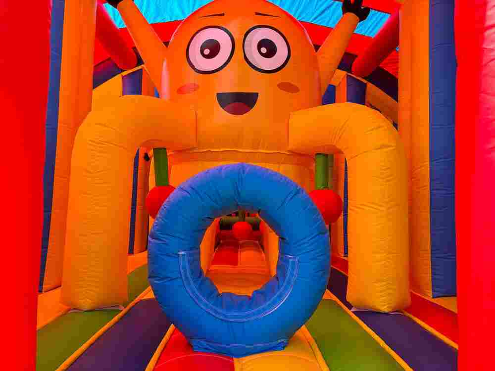 Коммерческий надувной батут «Смайлики» с крышей, размер 12*8*7 м