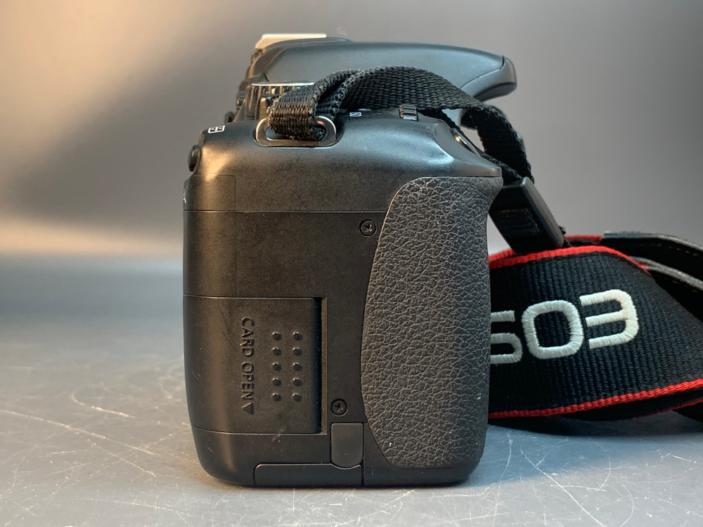 Canon 550D Kit 18-55 12419 кадров без зарядного устройства, не работает автофокус