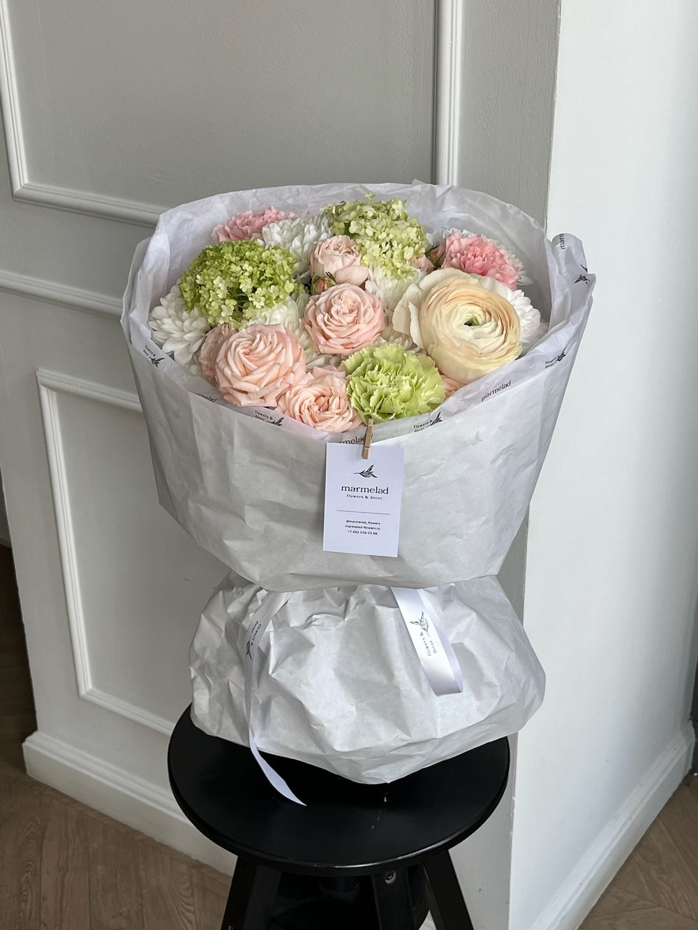 Букет сборный из кустовых пионовидных роз, ромашки и хризантемы