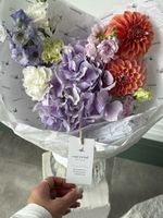 Букет из гортензии, дельфиниума, георгин, маттиолы и диантусов