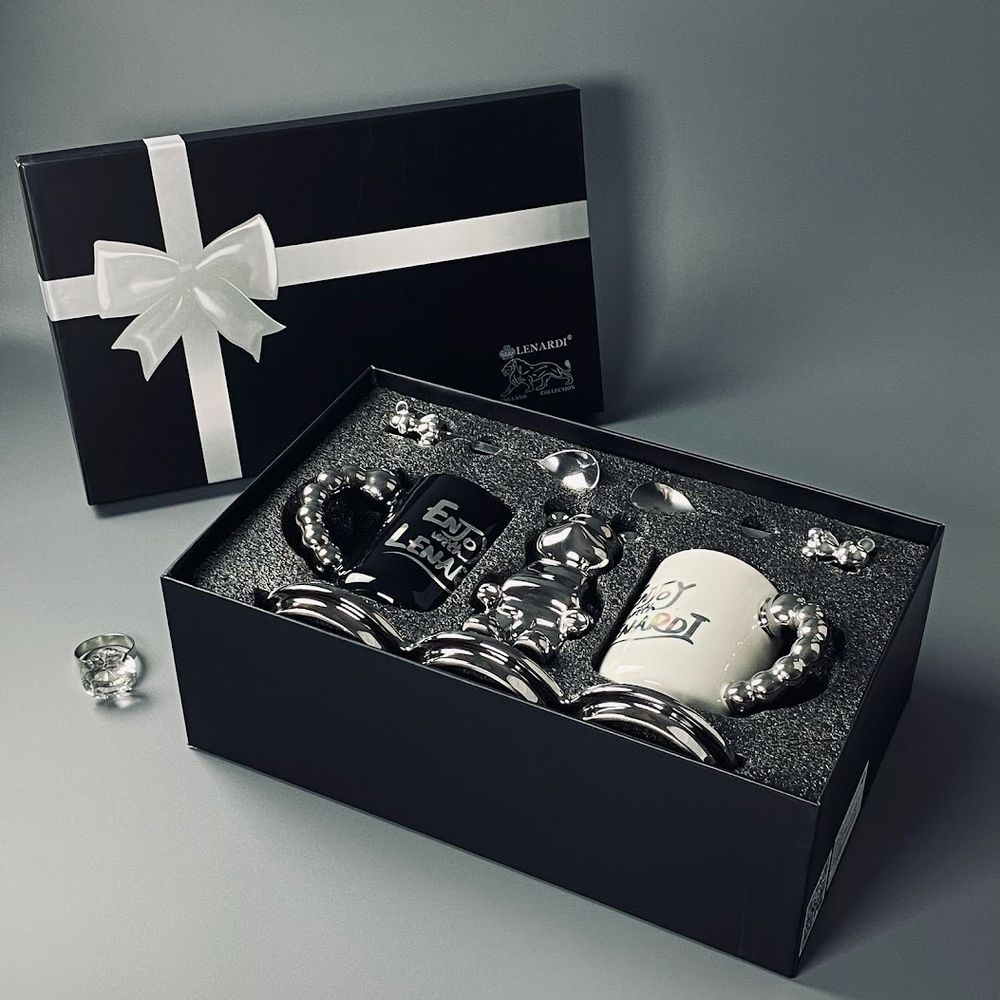 Lenardi 315-066 Набор 2 кружки 360мл с ложками на подставке и статуэтка в под.уп.(х8)Фарфор