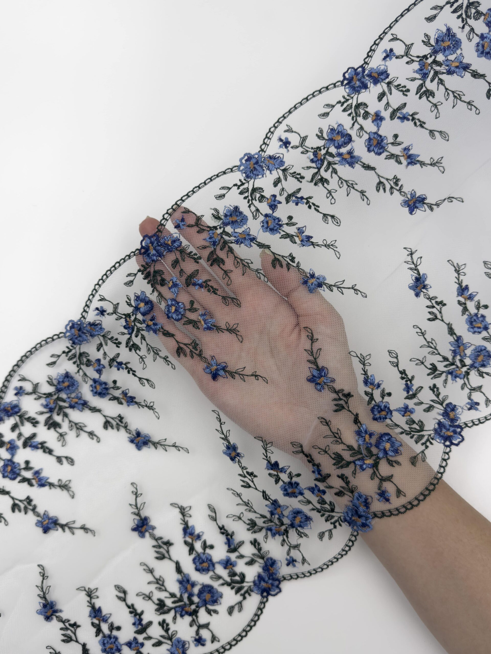 Вышивка на сетке молочная с васильковым и темно-зеленым ширина 23.5 см