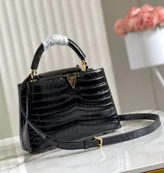 Сумка Louis Vuitton Capucines BB женская черный