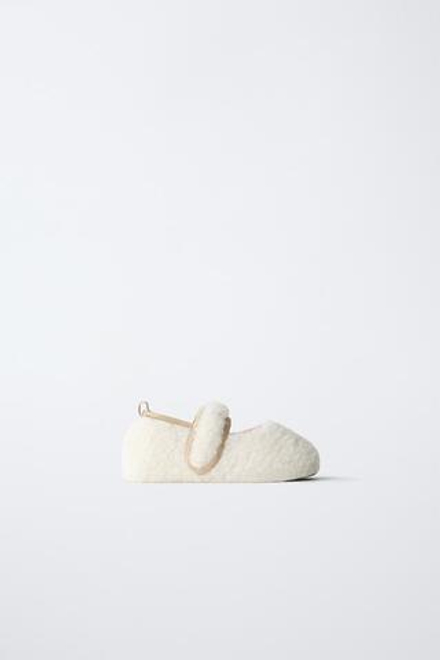 ZARA БАЛЕТКИ С ОТДЕЛКОЙ ИЗ ОВЧИНЫ, ЭКРЮ