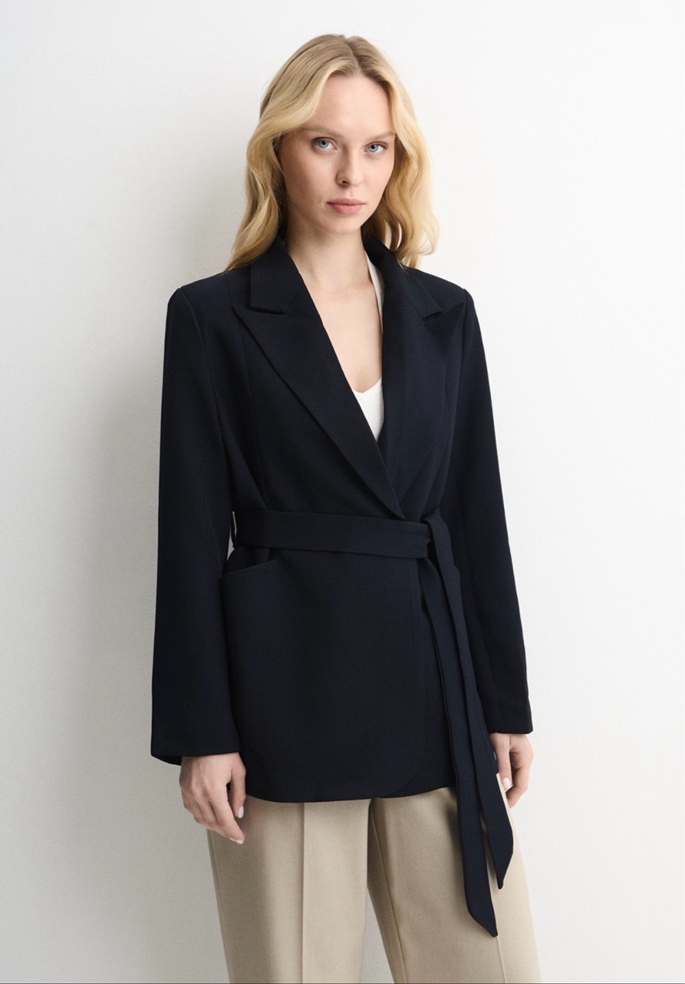 Классический пиджак с поясом синий