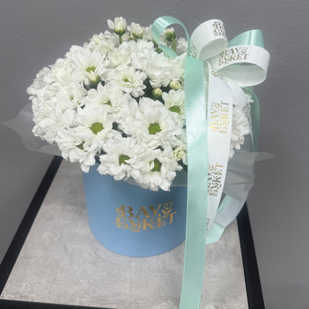 Композиция в шляпной коробке из ромашек и хлопка