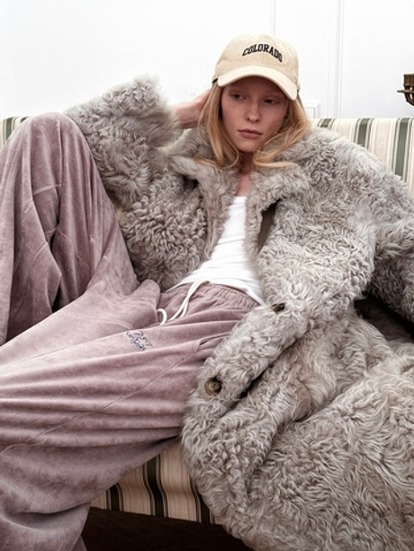 Длинная серая шуба из овчины