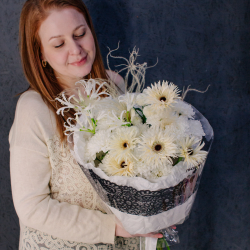 113. Кружевной белоснежный букет с выразительным акцентом