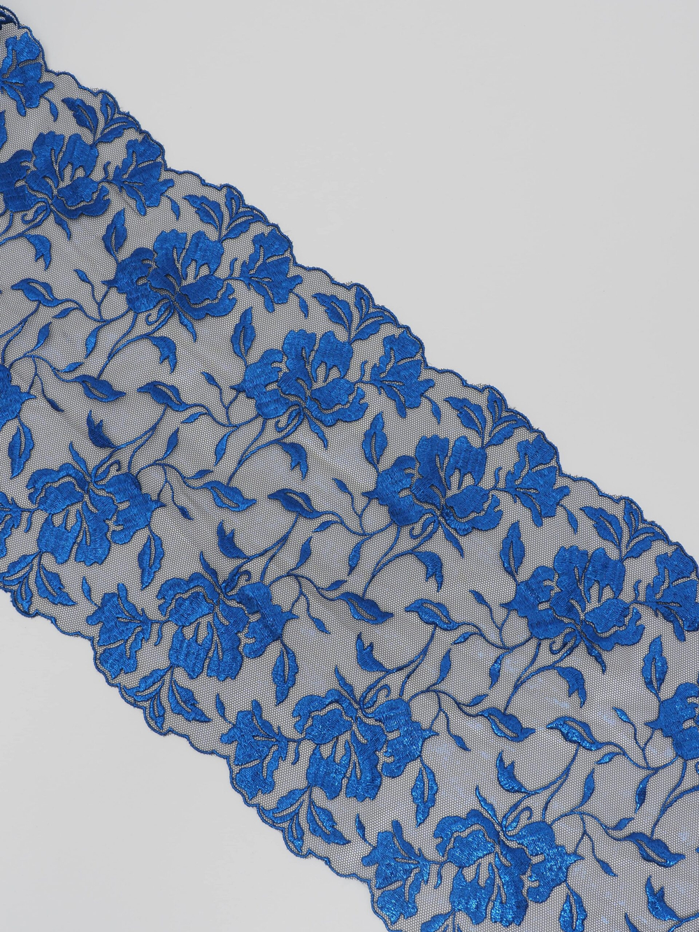 Вышивка на сетке черная с васильковым напылением и люрексом неэластичная ширина 22 см ОТРЕЗЫ