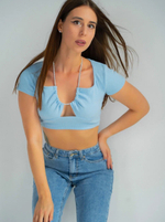 топ с декоративной цепочкой