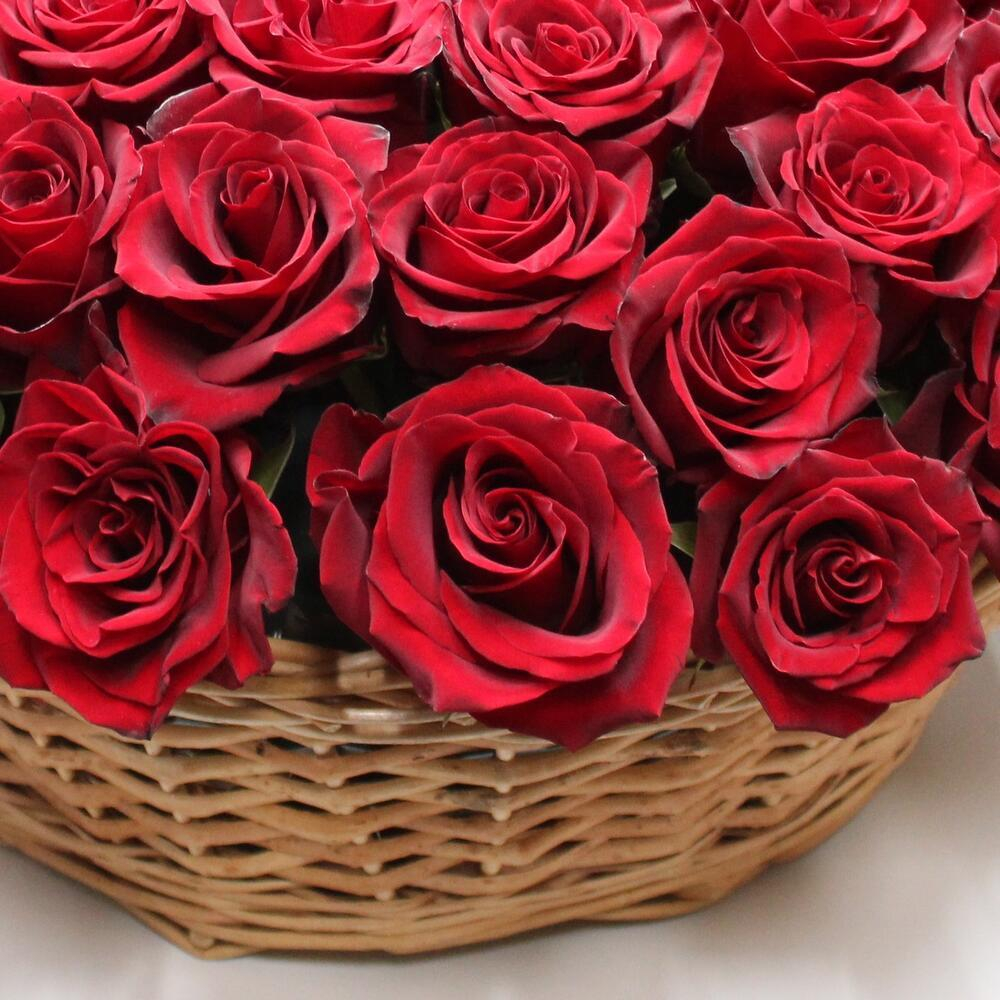 Траурная корзина с розами